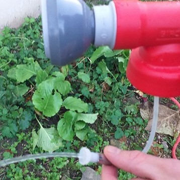 L'eau fait alors le chemin inverse, débouchant le tuyaux.