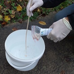 Préparation de la solution de nématode : dilution dans le volume d'eau correspondant.