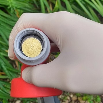 Insérer une pièce entre la pomme de pulvérisation et le joint du pulvérisateur.