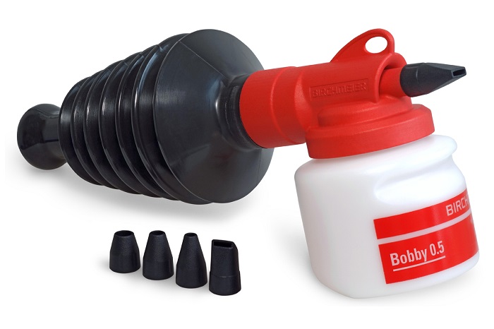 Le poudreur à main permet d'appliquer de la terre de diatomée dans les poulaillers.