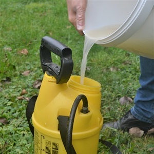 Prélever un litre de la solution concentrée et verser dans le pulvérisateur.
